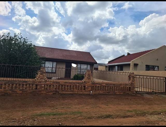 2 BEDROOM HOUSE FOR SALE IN SEBOKENG UNIT 7